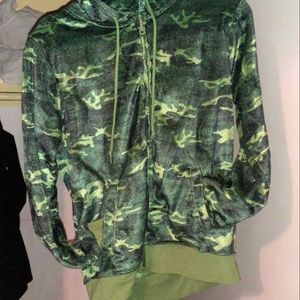 BEAUTIFUL AND RARE, very soft and solid camaflauge hoodie, like brand new